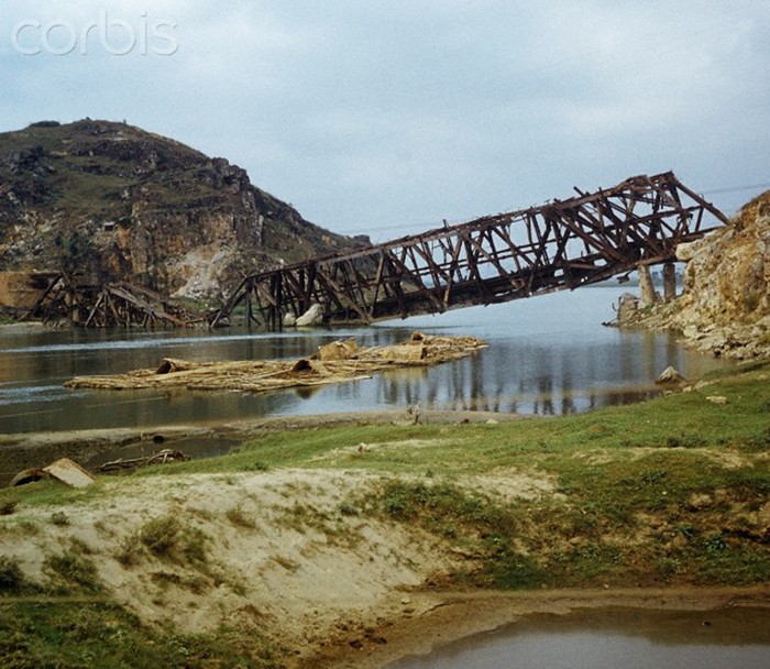 Cầu Hàm Rồng qua sông Mã, Thanh Hóa 1973 đã bị đánh sập sau một trận ném bom của không quân Mỹ gần quốc lộ 1. Ảnh: Werner Schulze/dpa/Corbis.